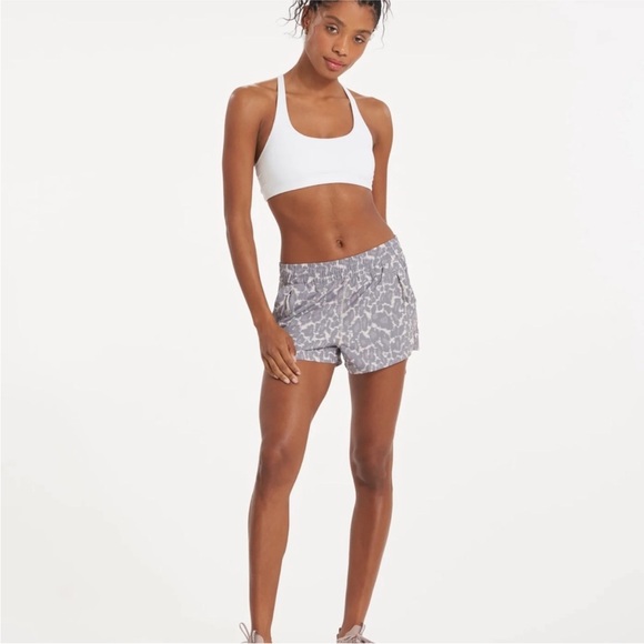 Vuori Dash Shorts in Opal Spots Gray White Women’s Small - Picture 1 of 13